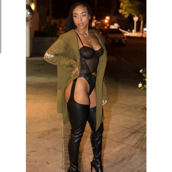 Thigh high black boots with belt - Picture 14 of 17